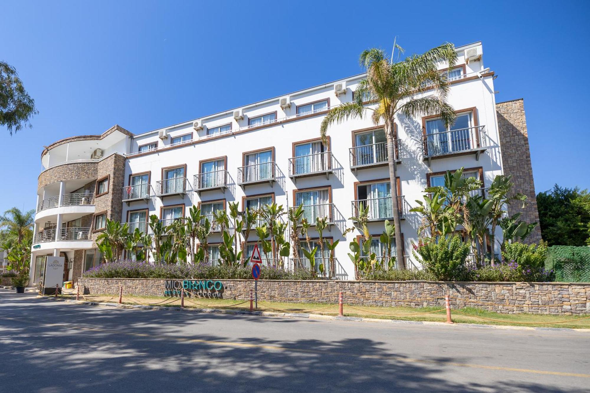 Ladonia Hotels Mio Bianco アキアーラ エクステリア 写真